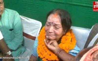 भावुक हुईं मुन्ना शुक्ला की पत्नी अन्नू शुक्ला, बेटी शिवानी के लिए वोट मांगते हुए मंच पर फूट-फूट कर रोईं