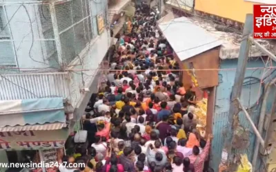 बांके बिहारी के दीवानों का सैलाब! मंदिर खुलने से पहले उमड़ी भीड़, गलियां भक्तों से हुईं गुलजार