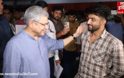 त्योहारों की भीड़ पर रेल मंत्री अश्विनी वैष्णव की पैनी नजर! आनंद विहार स्टेशन का अचानक निरीक्षण करने पहुंचे, यात्रियों से की बातचीत