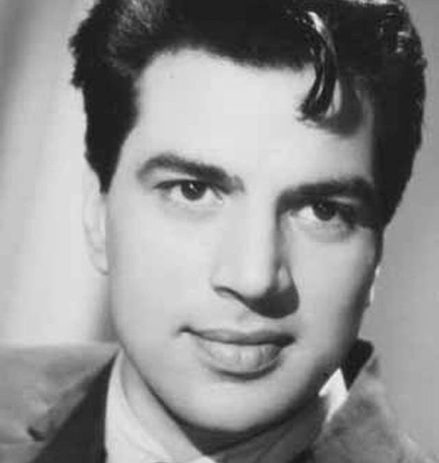 बॉलीवुड के दिग्गज अभिनेता धर्मेंद्र की इन तस्वीरों को शायद ही आपने कभी देखा होगा।