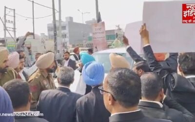 Punjab News: संगरूर में वकीलों का हंगामा, फाइनेंस मिनिस्टर हरपाल सिंह चीमा की बीच सड़क पर रोकी गाड़ी