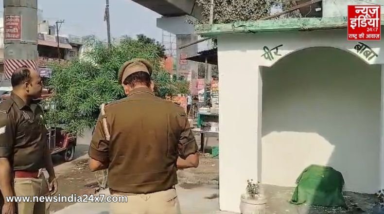 UP में प्रशासन की बड़ी कार्रवाई, परतापुर में सड़क किनारे अवैध पीर मजार तुड़वाई