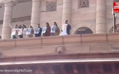 मनरेगा से गांधी नाम हटाने पर विपक्ष का जबरदस्त विरोध, पुरानी संसद के छज्जे पर चढ़कर प्रदर्शन