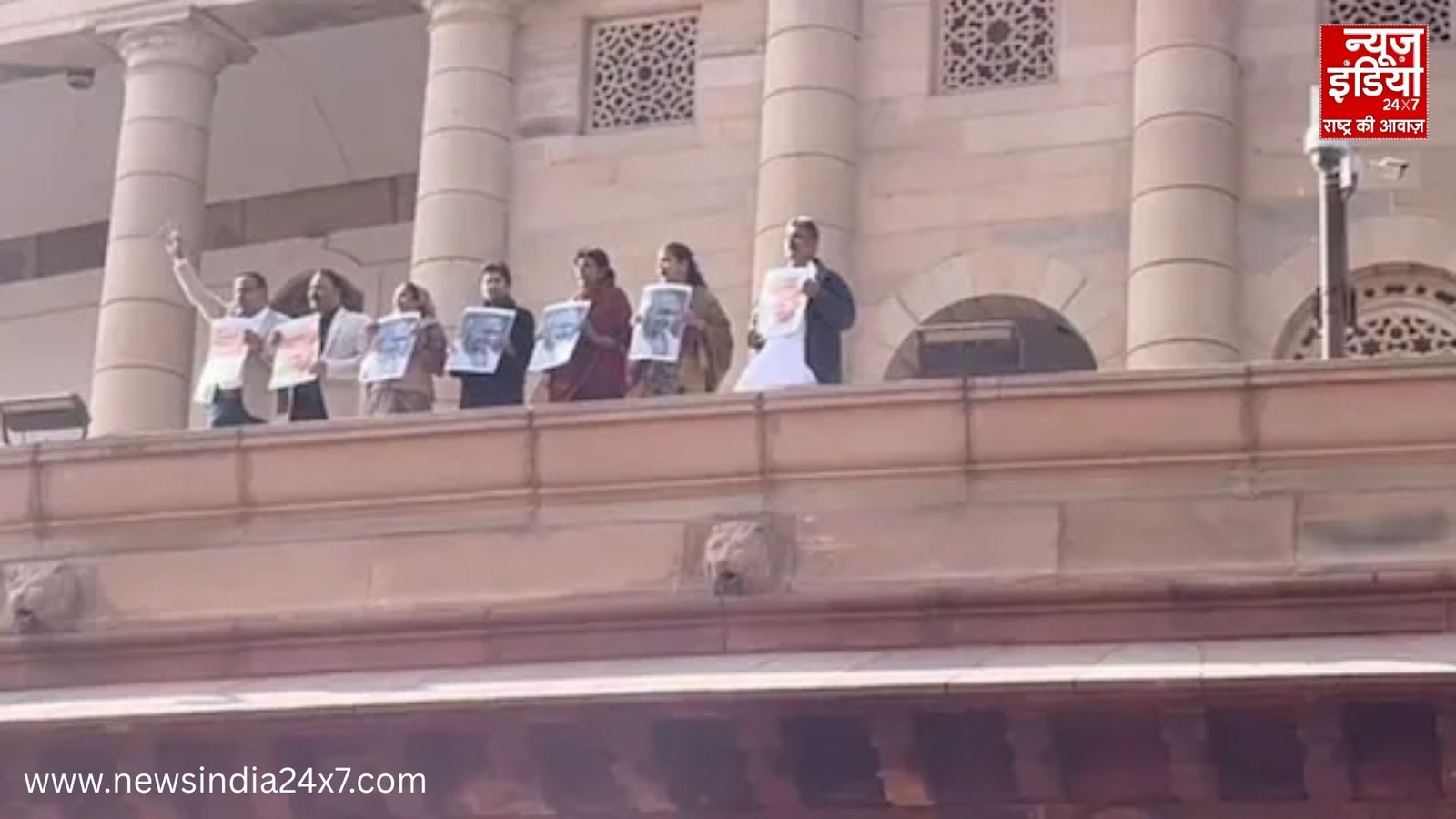 Demonstration by climbing on the balcony of the old Parliament Demonstration by climbing on the balcony of the old Parliament