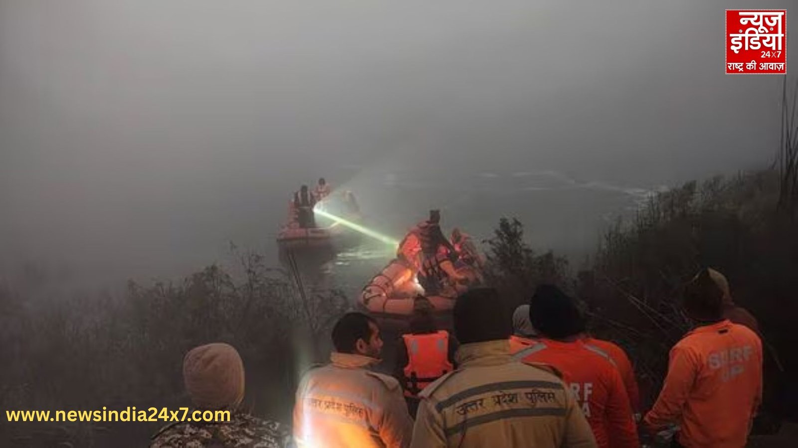 नोएडा में दलदल में इंजीनियर युवराज की मौत के बाद मौके पर बचाव दल