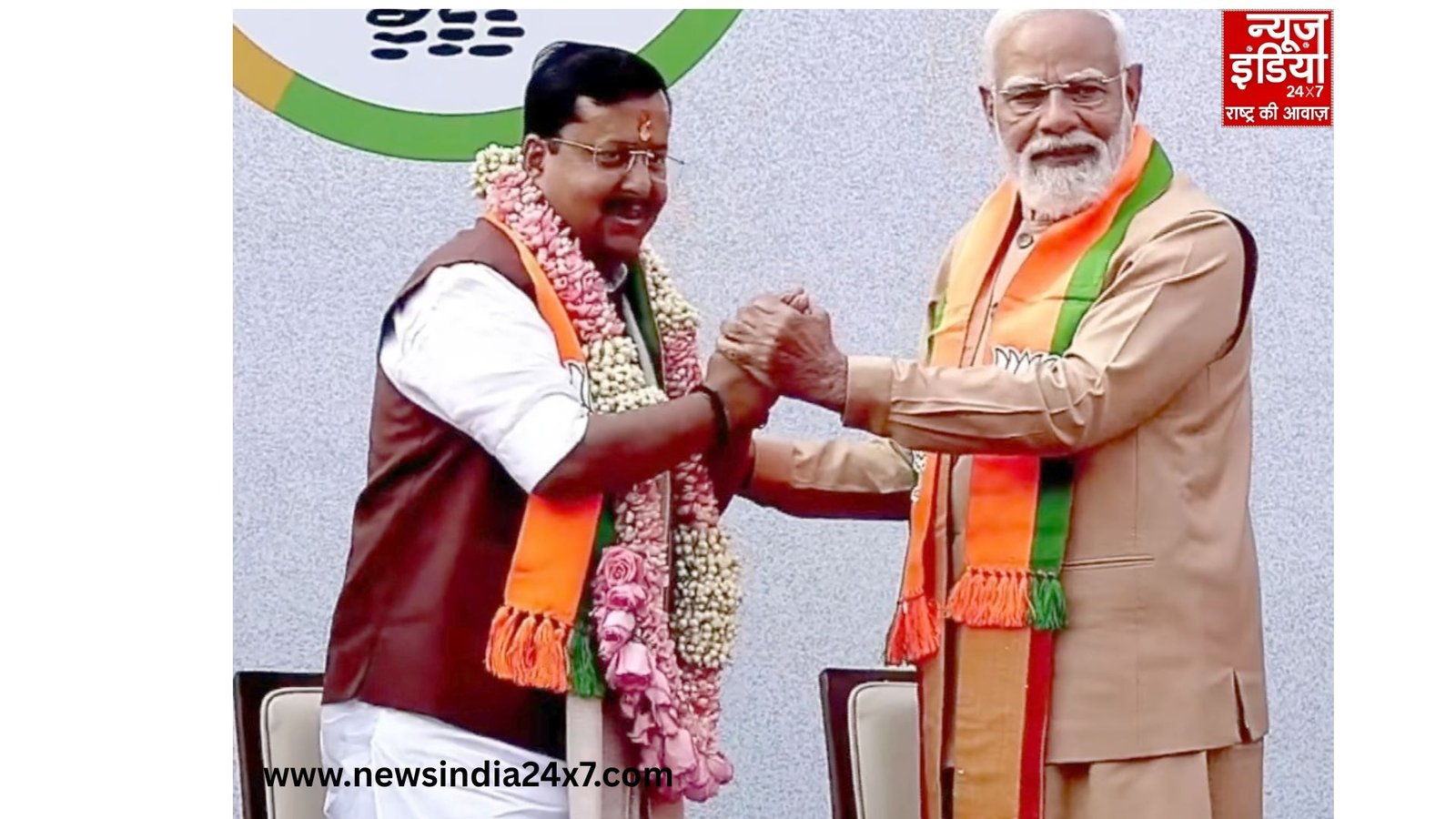 प्रधानमंत्री मोदी ने नितिन का माल्यार्पण कर अभिनंदन किया