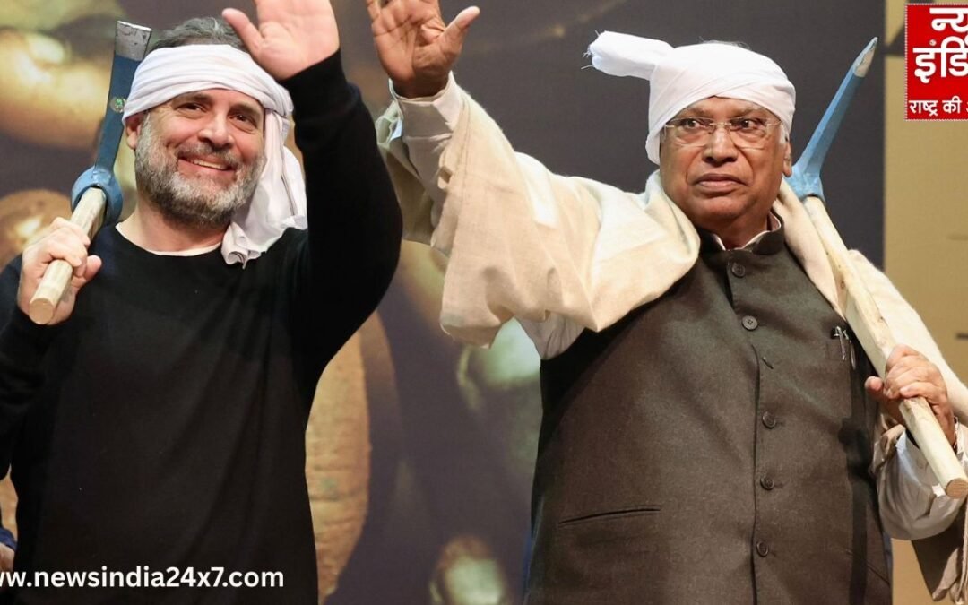 मनरेगा कार्यक्रम में मजदूर अवतार में दिखे राहुल-खरगे, हाथों में हल और माथे पर पगड़ी आई नजर