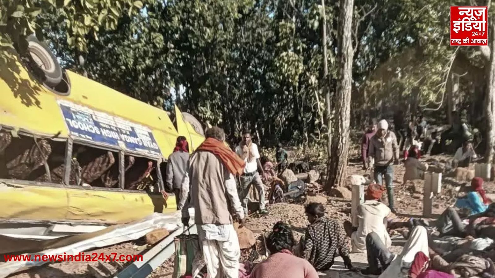 झारखंड के लातेहार में बस हादसे का शिकार हुई