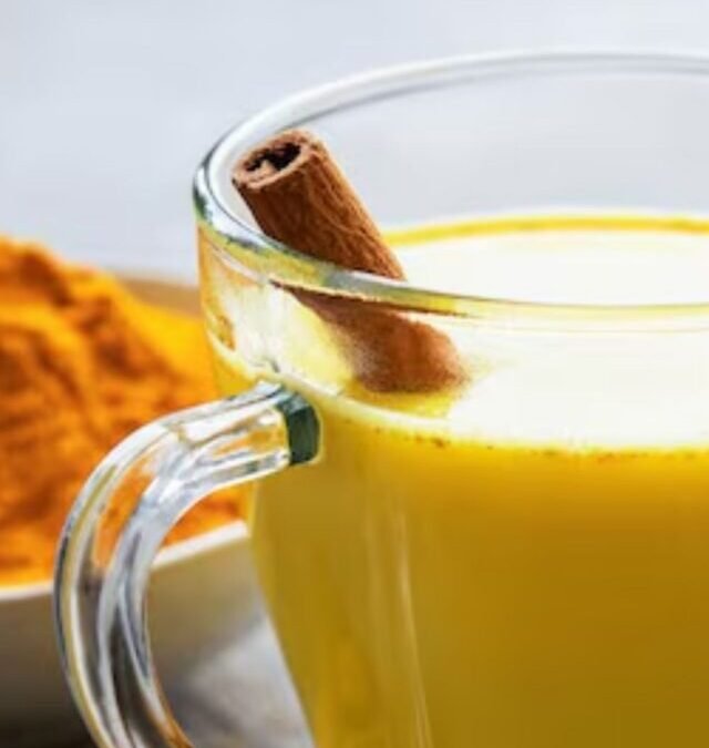 जानिए सर्दियों में रात को हल्दी वाला दूध पीने के अनोखे फायदे!