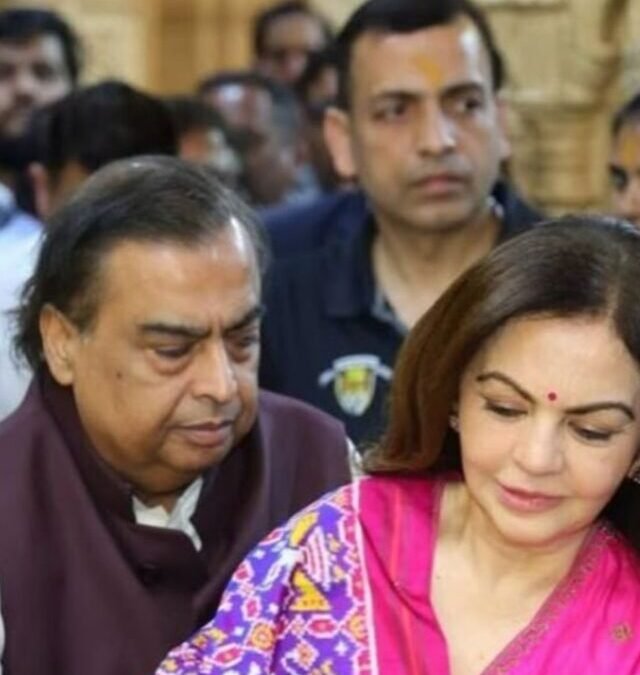 नीता अंबानी ने पति मुकेश और बेटे अनंत संग किए सोमनाथ दर्शन, सूट में उनके सिंपल लुक ने खींचा ध्यान