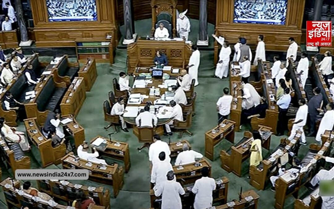 Budget Session: हाथों में प्लेकार्ड लेकर विपक्षी सांसदों ने लोकसभा में की नारेबाज़ी, संसद की कार्यवाही 2 बजे तक स्थगित