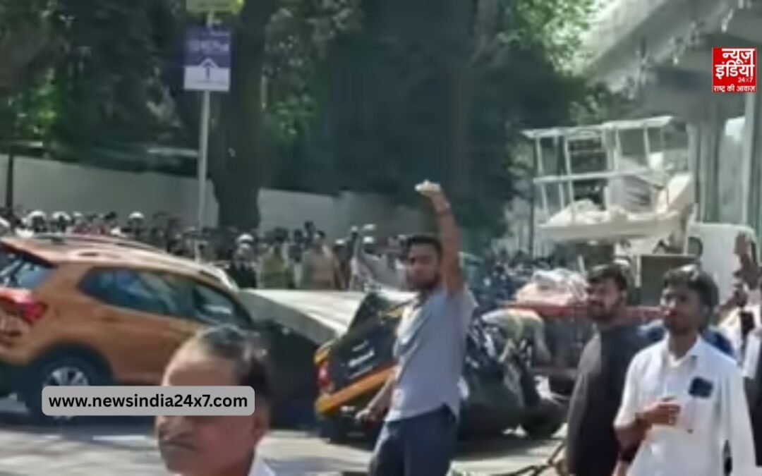 मुंबई में मेट्रो पिलर का हिस्सा गिरने से 4 लोग हुए घायल, ऑटो और कार क्षतिग्रस्त