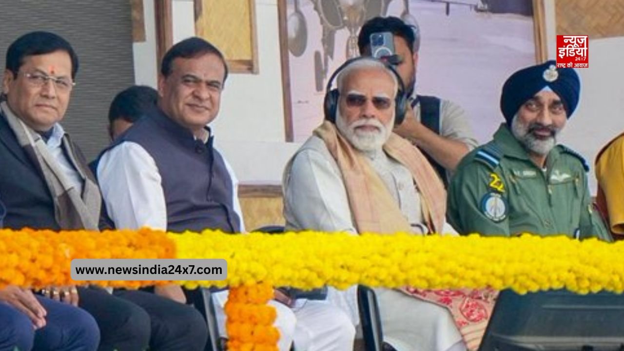 असम में पीएम मोदी और उनके साथ सीएम हिमंत सरमा