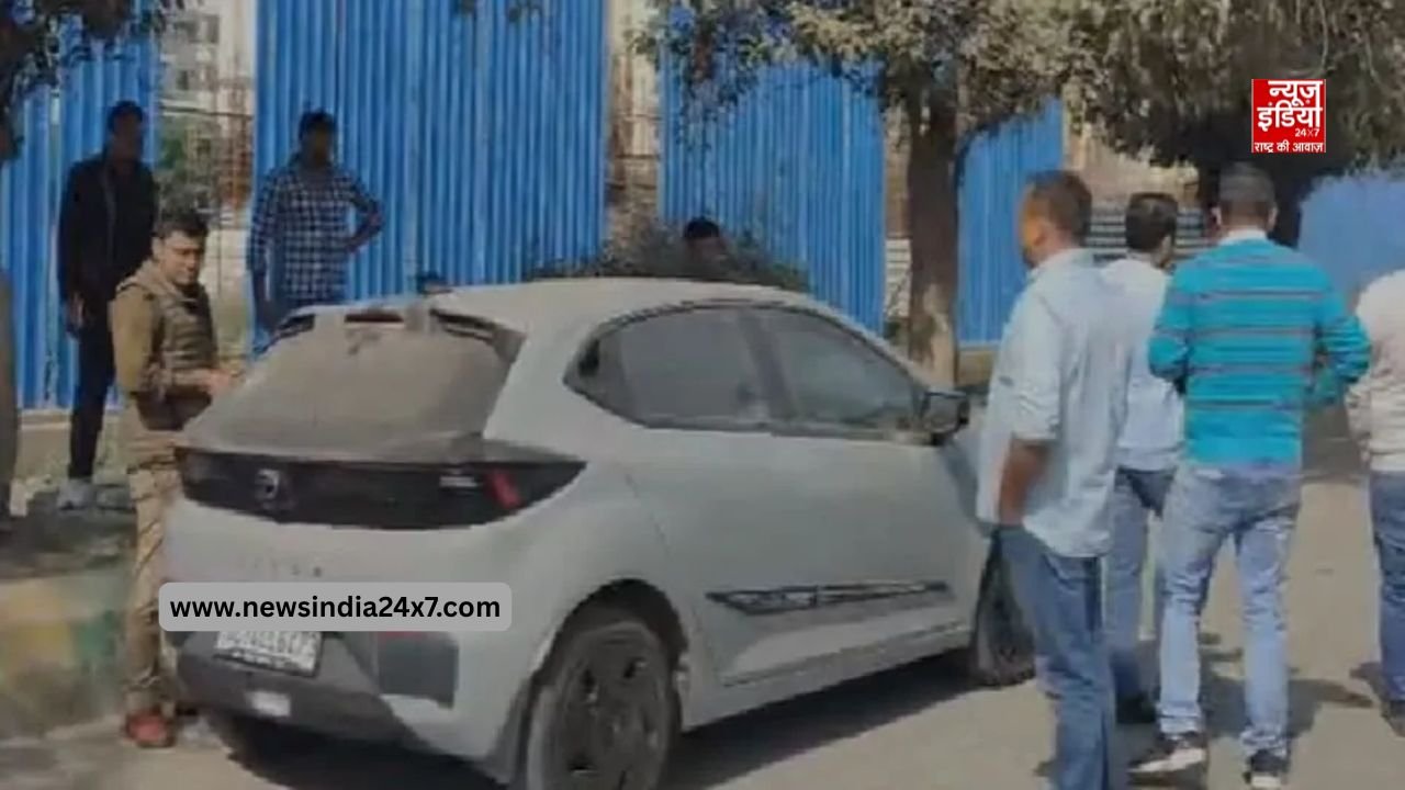 नोएडा में कार में मिली कपल की लाश