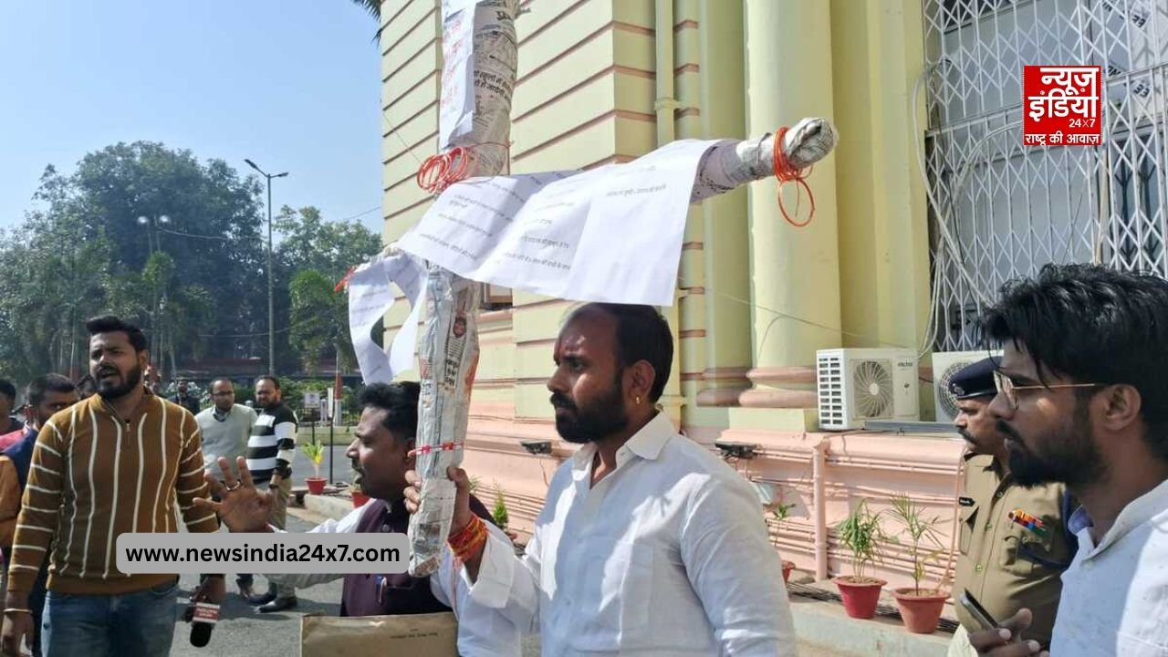 बिहार विधानसभा के बाहर पुतला लेकर आए कांग्रेस विधायक