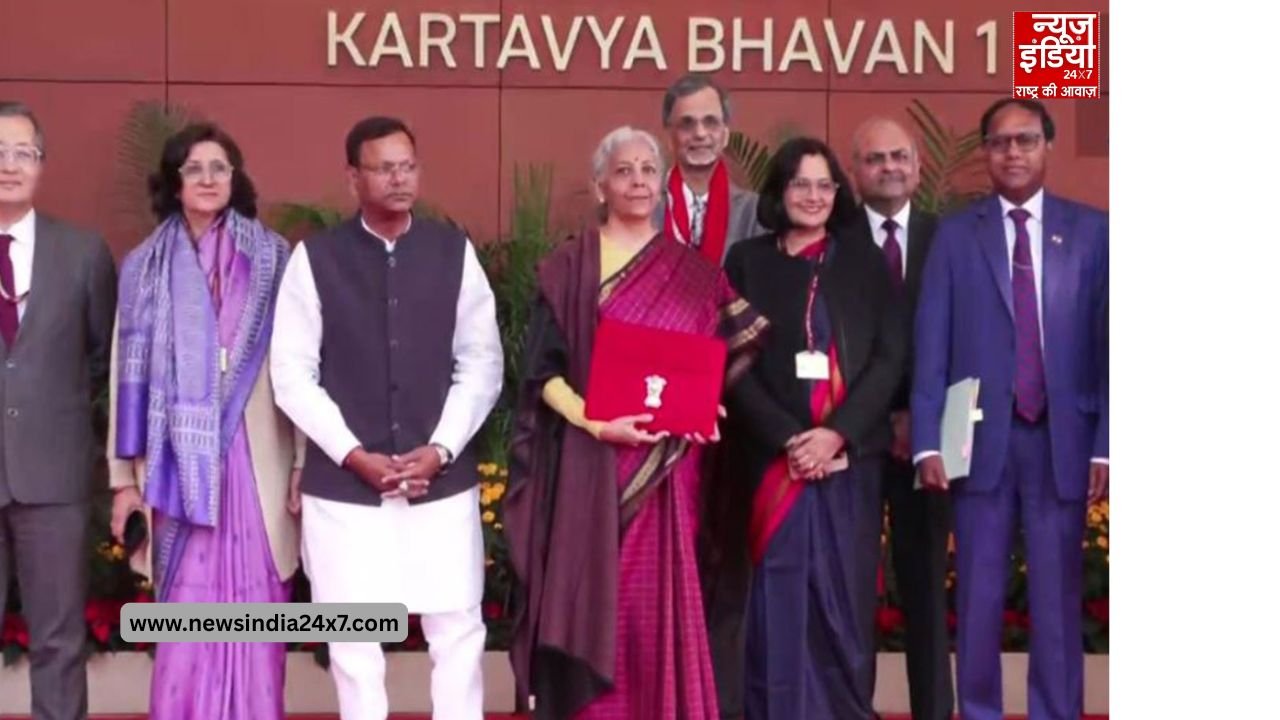 कर्तव्य भवन के पास वित्त मंत्री निर्मला अपने सहयोगी अधिकारियों के साथ