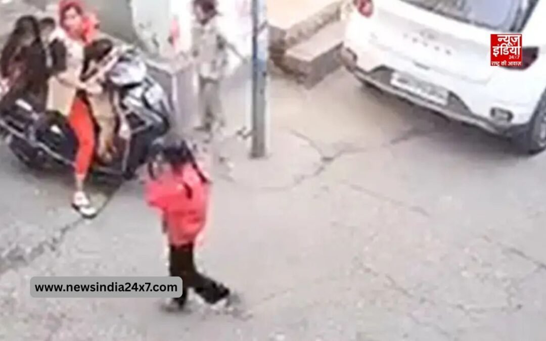 एक्सीलेटर दबने से बेकाबू स्कूटी दीवार से टकराई; सवार मां व बच्चे हुए घायल,  वीडियो हुआ वायरल