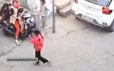 एक्सीलेटर दबने से बेकाबू स्कूटी दीवार से टकराई; सवार मां व बच्चे हुए घायल,  वीडियो हुआ वायरल