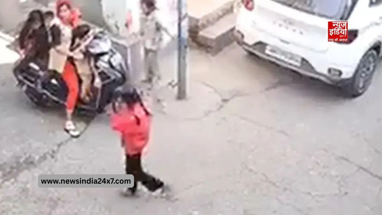 मुजफ्फरनगर में स्कूटी बेकाबू होकर दीवार से टकराई