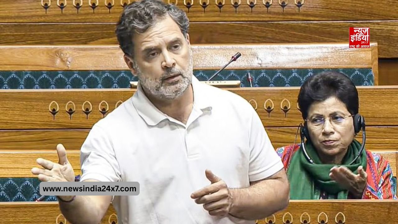 लोकसभा में बोलते राहुल गांधी