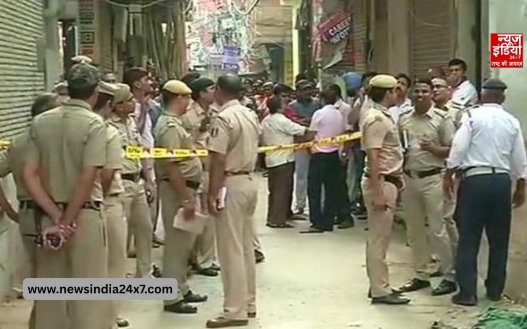 दिल्ली में मां-बेटी का घर के बेड बॉक्स में मिला शव, पुलिस ने की एक संदिग्ध की पहचान