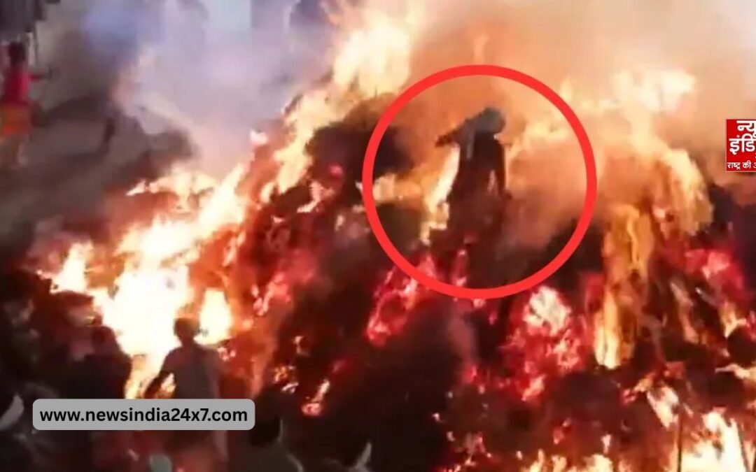 जब ‘प्रह्लाद’ बना युवक और लपटों ने नहीं किया नुकसान, मथुरा से हैरान कर देने वाला VIDEO
