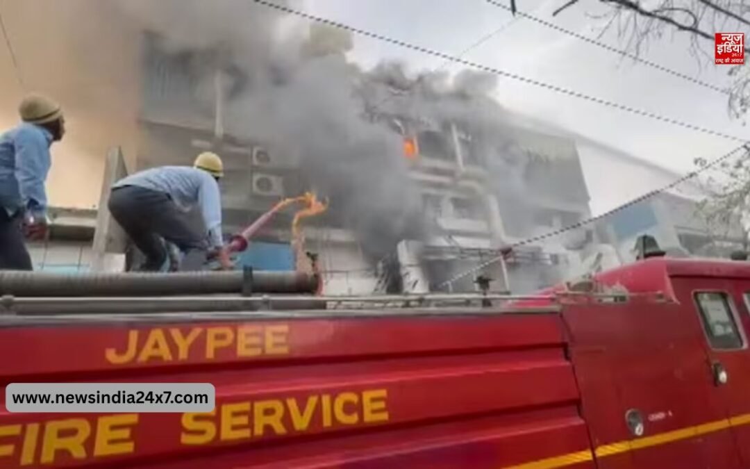नोएडा की फैक्ट्री में लगी भीषण आग, कई मजदूर फंसे; फायरब्रिगेड की 7 गाड़ियां मौके पर मौजूद