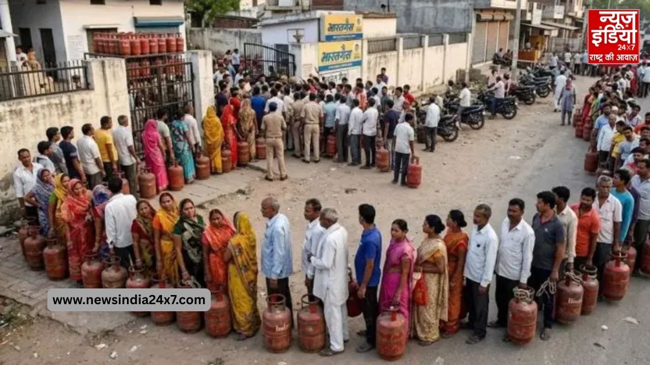 मुंबई से नोएडा तक लंबी कतारें मुंबई से नोएडा तक लंबी कतारें