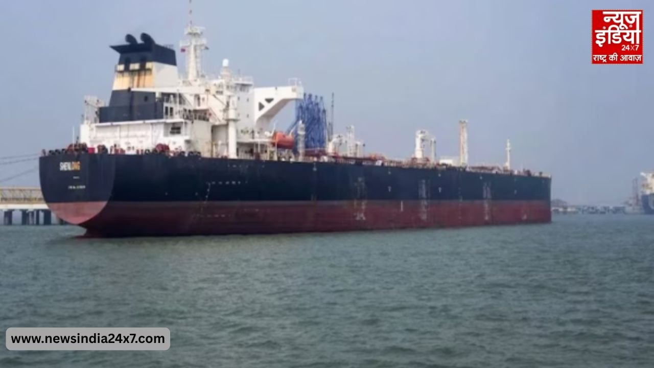 कच्चा तेल लेकर गुजरात आया जहाज