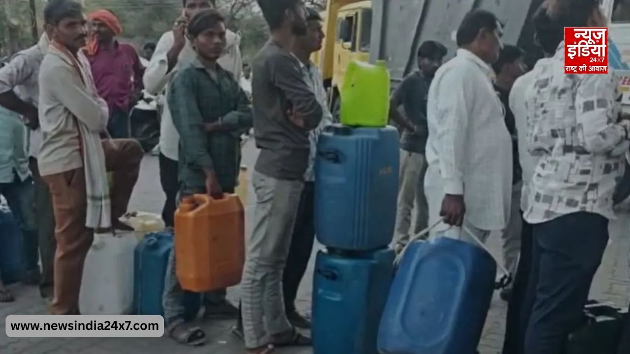 पेट्रोल पंपों पर मचा हड़कंप, पेट्रोल पंपों पर मचा हड़कंप,