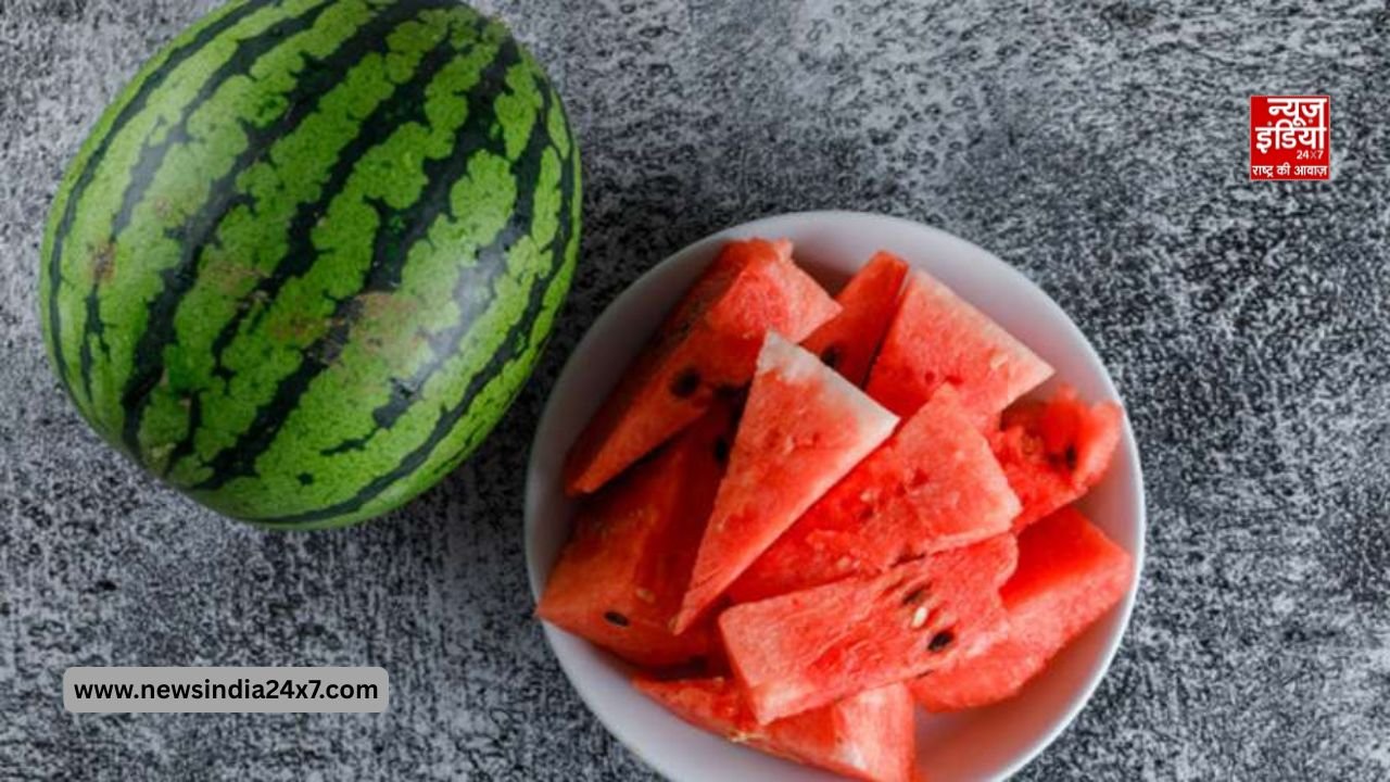 तरबूज खाने का गलत तरीका