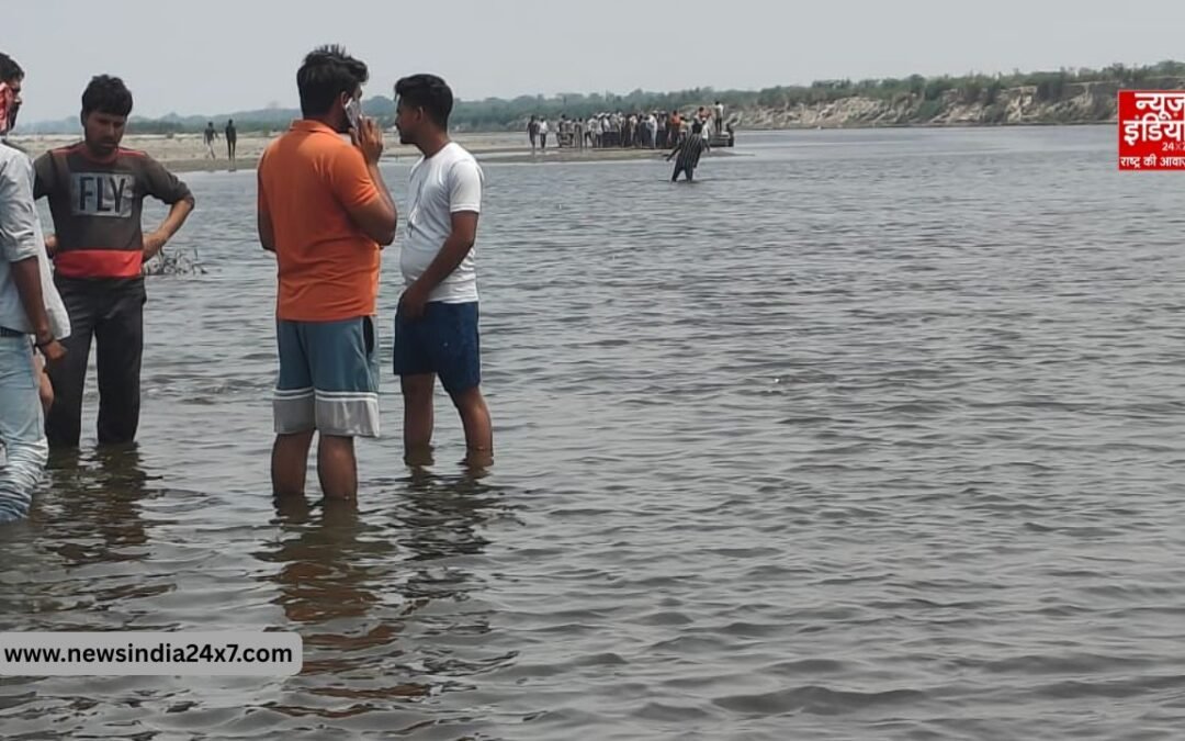 मथुरा में बड़ा हादसा, पांटून पुल से टकराकर यमुना में पलटी नाव, 25 सवारों में से 15 बचाए गए, तीन की मौत