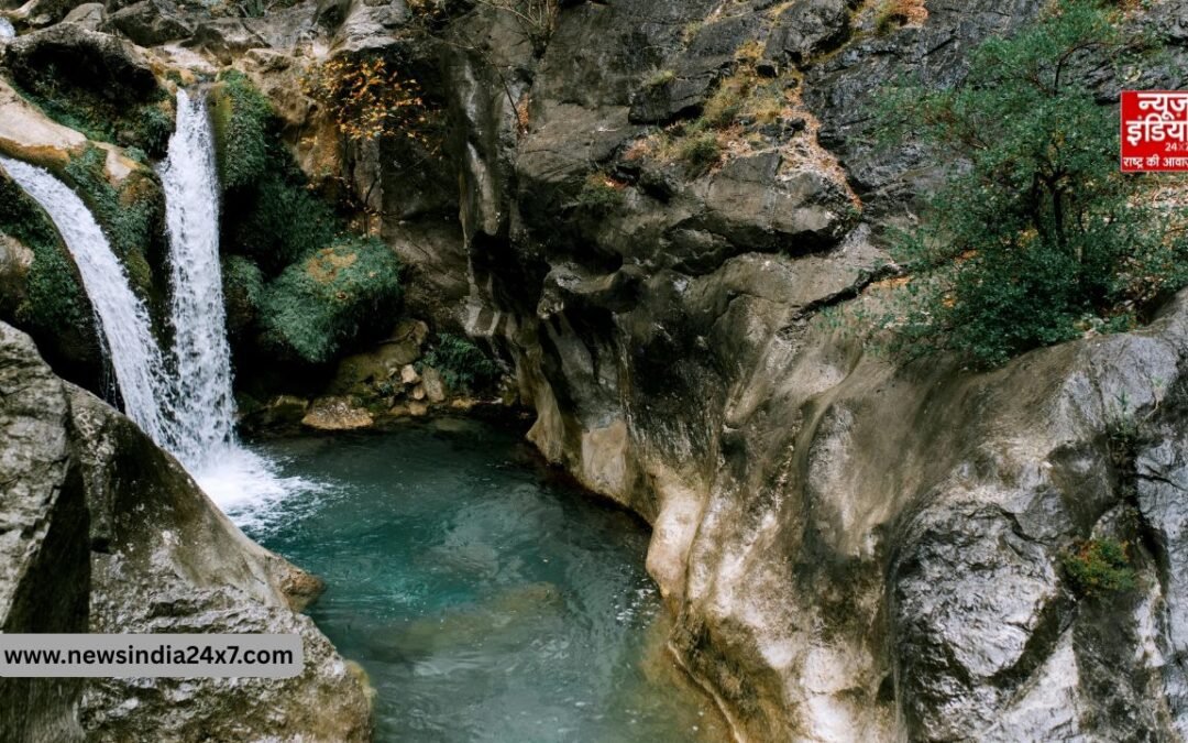 ऋषिकेश से बस 40km दूर छिपा ‘मिनी गरतांग गली’ का रोमांच, लकड़ी का ब्रिज और सीक्रेट झरना बना रहे हैं इसे खास