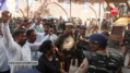 लखनऊ जिला न्यायालय में विरोध प्रदर्शन करते वकील और तैनात पुलिस बल