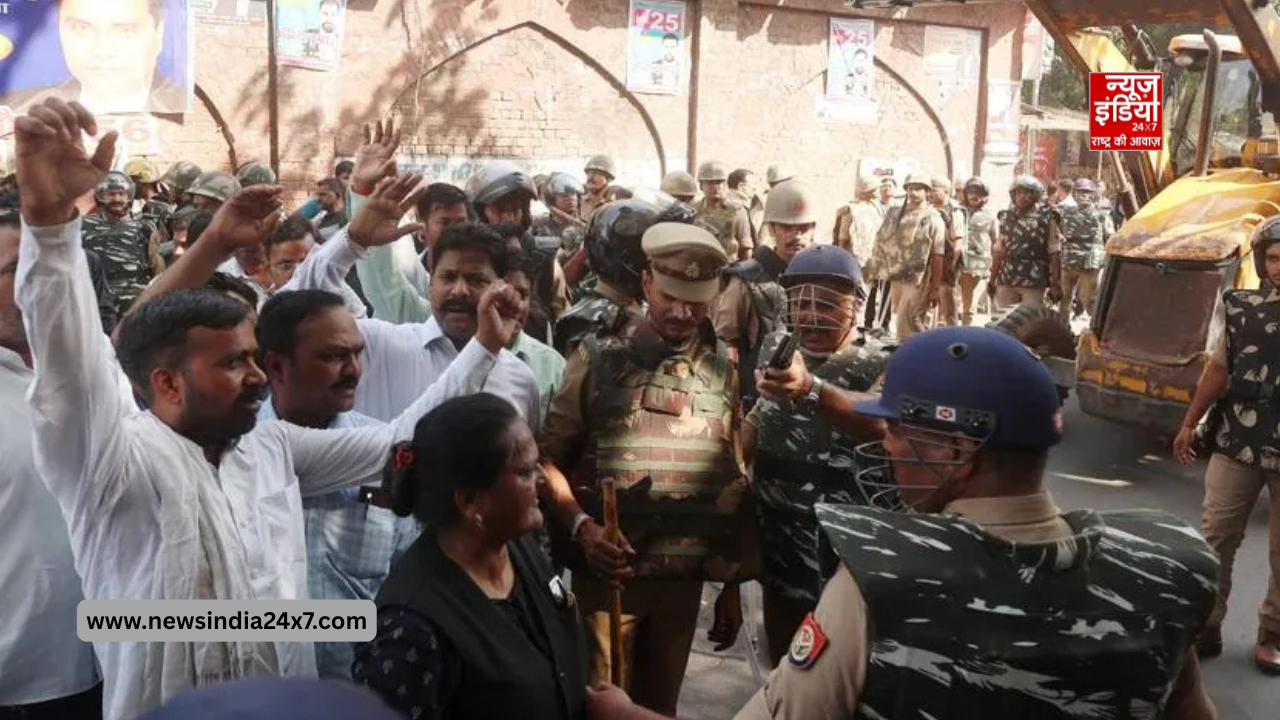 लखनऊ जिला न्यायालय में विरोध प्रदर्शन करते वकील और तैनात पुलिस बल