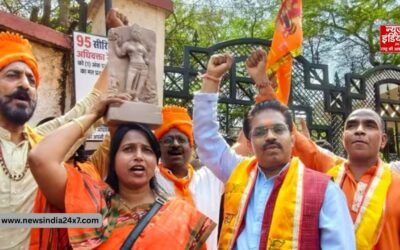 धार भोजशाला में गूंजे मां सरस्वती के जयकारे, कोर्ट के फैसले के बाद पूजा के लिए बड़ी पहुंचे श्रद्धालु