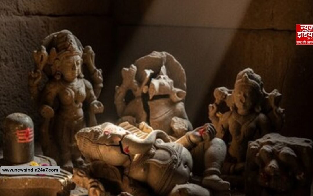 घर के मंदिर में बार-बार टूट रही हैं वस्तुएं, समझें इसके पीछे की मान्यता और वास्तविक कारण