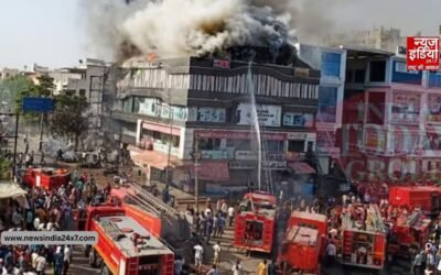 तेलंगाना: हेलमेट बाजार में लगी विकराल आग, मौके पर पहुंचीं कई दमकल गाड़ियां