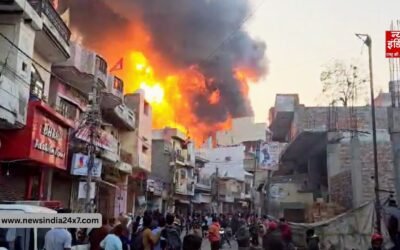 दिल्ली के न्यू फ्रेंड्स कॉलोनी में भीषण आग, बच्चों समेत कई लोग सुरक्षित निकाले गए